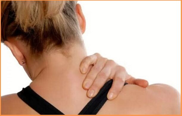На шейный остеохондроз указывают боль и скованность в шее. 